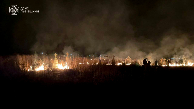 На Львівщині горіло кладовище