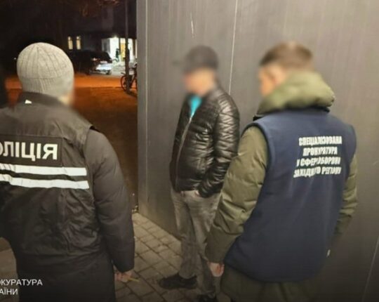 На Львівщині затримали офіцера, який вимагав 5 тисяч доларів у курсанта
