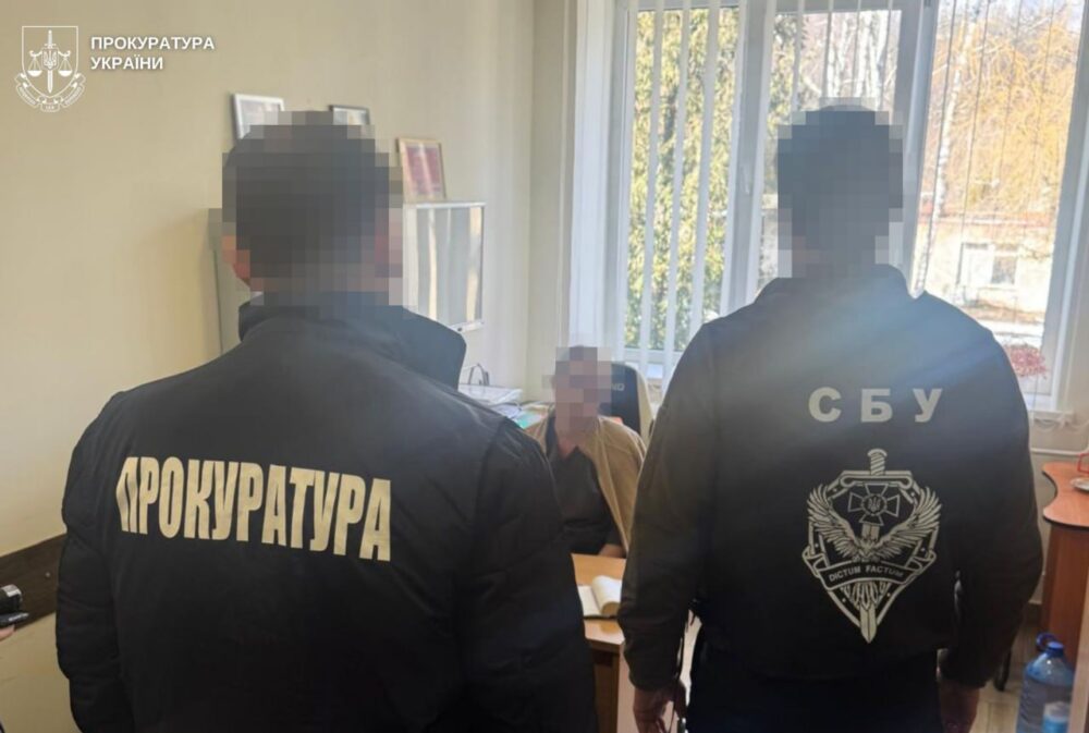 На Львівщині лікарка та медсестра вимагали 3 000 доларів за III групу інвалідності