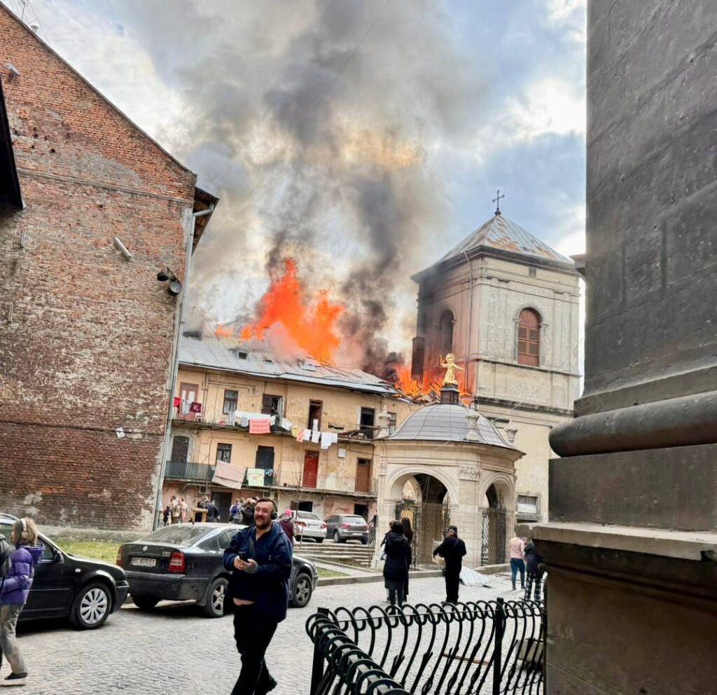 Росія атакувала дронами Львів: є ушкодження спадщини ЮНЕСКО, поранені люди (відео)