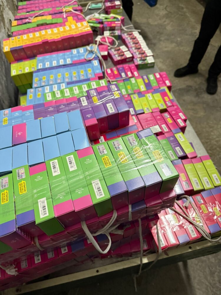 На кордоні львівські митники виявили електронні сигарети на 700 тисяч гривень