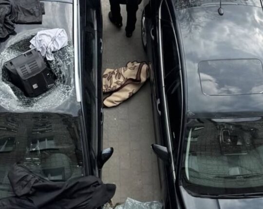 У Львові п’яний чоловік викинув телевізор з вікна на припарковане авто