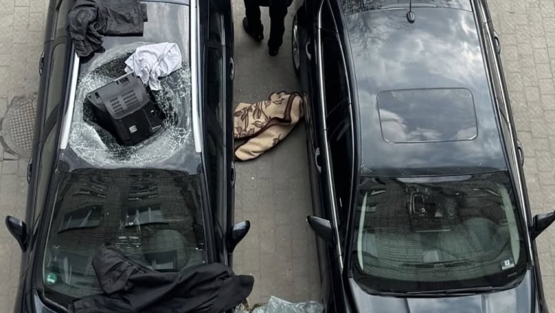 У Львові п’яний чоловік викинув телевізор з вікна на припарковане авто