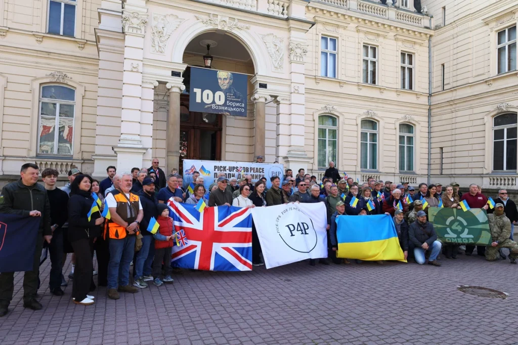 Британські фермери передали для українських військових 38 позашляховиків (фото)