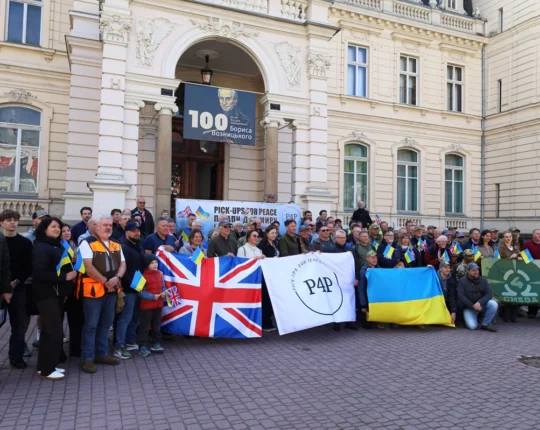 Британські фермери передали для українських військових 38 позашляховиків (фото)