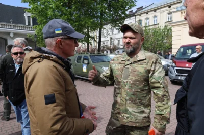 Британські фермери передали для українських військових 38 позашляховиків (фото)