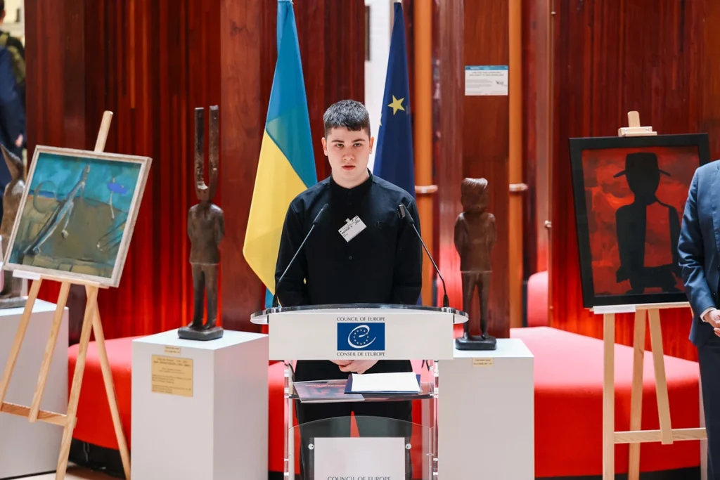 «When the Sky is Silent»: у Раді Європи презентували виставку львівського художника Артура Котика (фото)