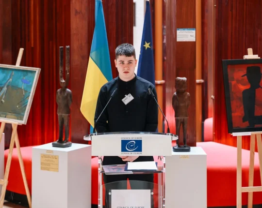 «When the Sky is Silent»: у Раді Європи презентували виставку львівського художника Артура Котика (фото)