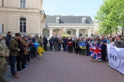 Британські фермери передали для українських військових 38 позашляховиків (фото)