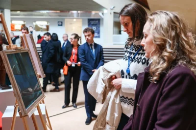 «When the Sky is Silent»: у Раді Європи презентували виставку львівського художника Артура Котика (фото)