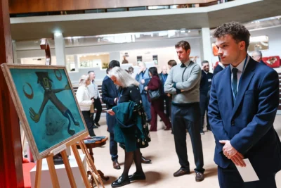 «When the Sky is Silent»: у Раді Європи презентували виставку львівського художника Артура Котика (фото)