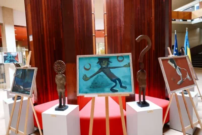 «When the Sky is Silent»: у Раді Європи презентували виставку львівського художника Артура Котика (фото)