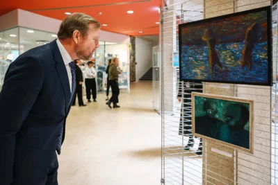 «When the Sky is Silent»: у Раді Європи презентували виставку львівського художника Артура Котика (фото)