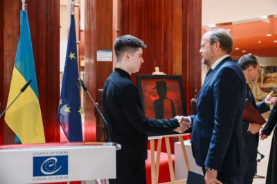 «When the Sky is Silent»: у Раді Європи презентували виставку львівського художника Артура Котика (фото)