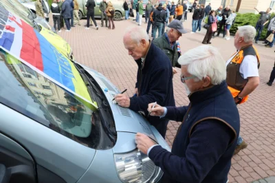 Британські фермери передали для українських військових 38 позашляховиків (фото)
