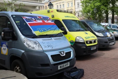 Британські фермери передали для українських військових 38 позашляховиків (фото)