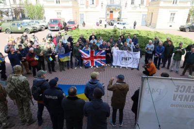 Британські фермери передали для українських військових 38 позашляховиків (фото)