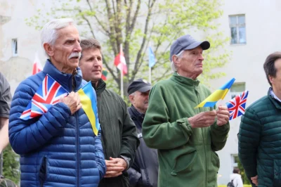 Британські фермери передали для українських військових 38 позашляховиків (фото)