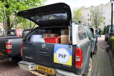 Британські фермери передали для українських військових 38 позашляховиків (фото)