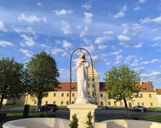 Вандали пошкодили фігуру Богородиці у Жовкві