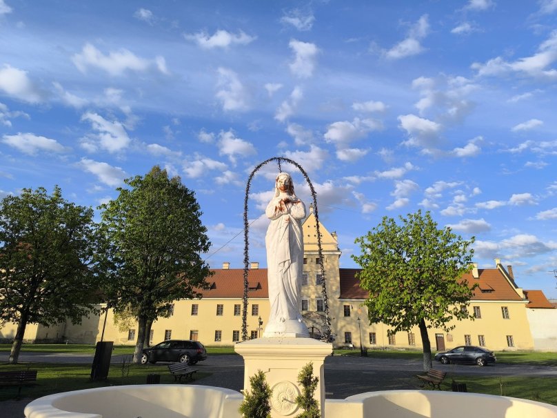 Вандали пошкодили фігуру Богородиці у Жовкві