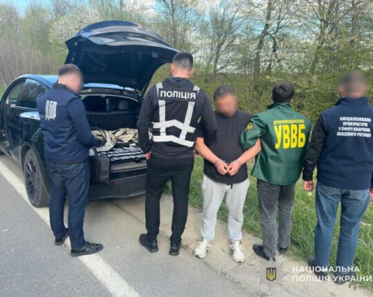 На Львівщині ексвійськовий на Tesla організував схему втечі із частин