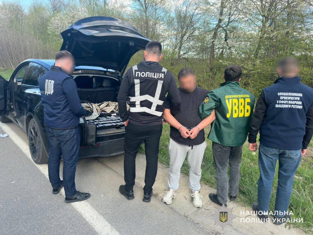 На Львівщині ексвійськовий на Tesla організував схему втечі із частин