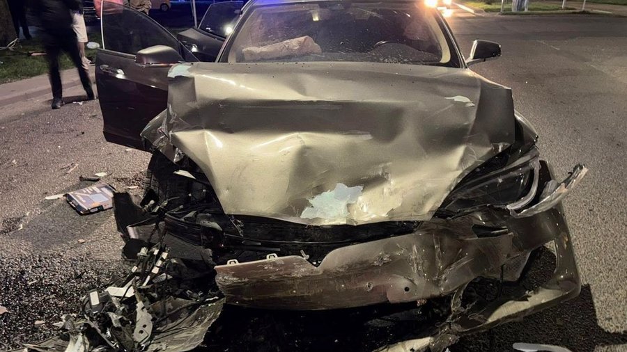 У Львові внаслідок ДТП травмувалися четверо пасажирів Tesla, серед них троє дітей