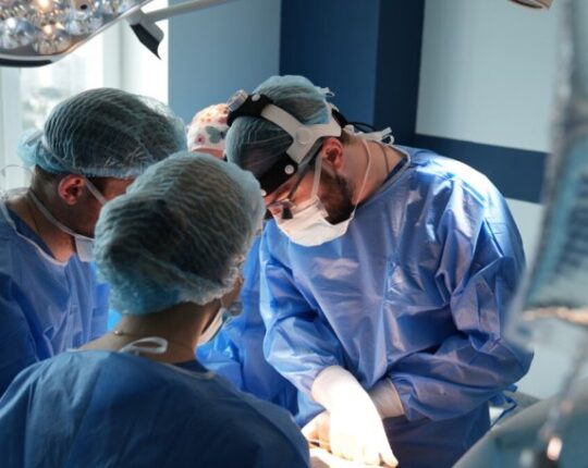 На Львівщині лікарі видалили в пацієнтки кісту яєчника розміром з баскетбольний м’яч