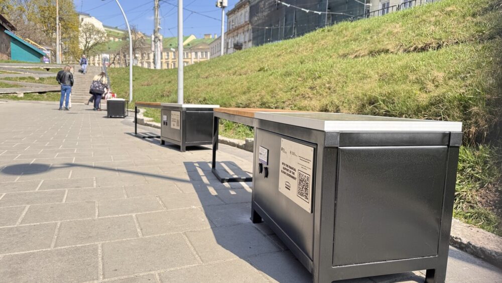 У Львові встановили перші лавки із сонячними батареями: де їх знайти