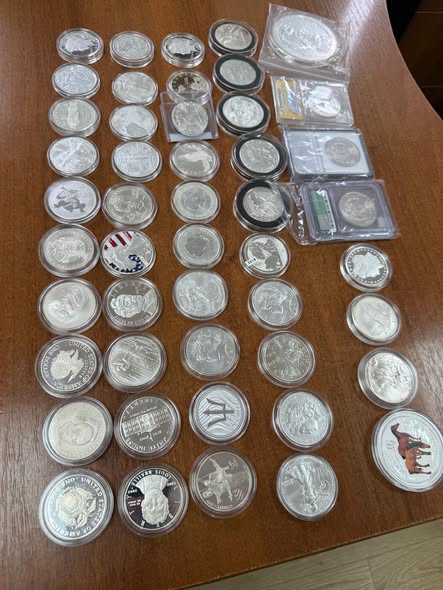 Львівські митники виявили у поштовому відправленні партію колекційних монет США