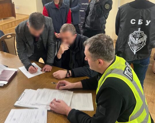 Правоохоронці задокументували кілька фактів отримання неправомірної вигоди, загальна сума якої перевищує 35 тисяч гривень.