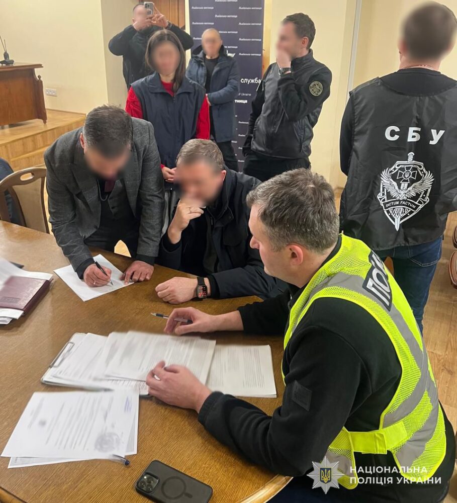 Правоохоронці задокументували кілька фактів отримання неправомірної вигоди, загальна сума якої перевищує 35 тисяч гривень.