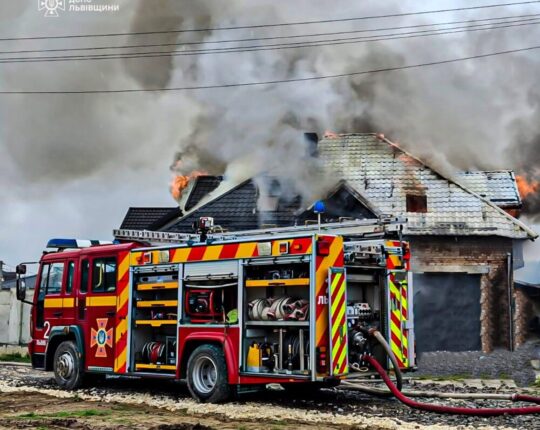 На Львівщині рятувальники ліквідували пожежу в котеджному будинку