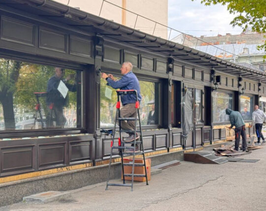 У Львові розпочали демонтаж літнього майданчика ресторану «Язиката теща» (відео)