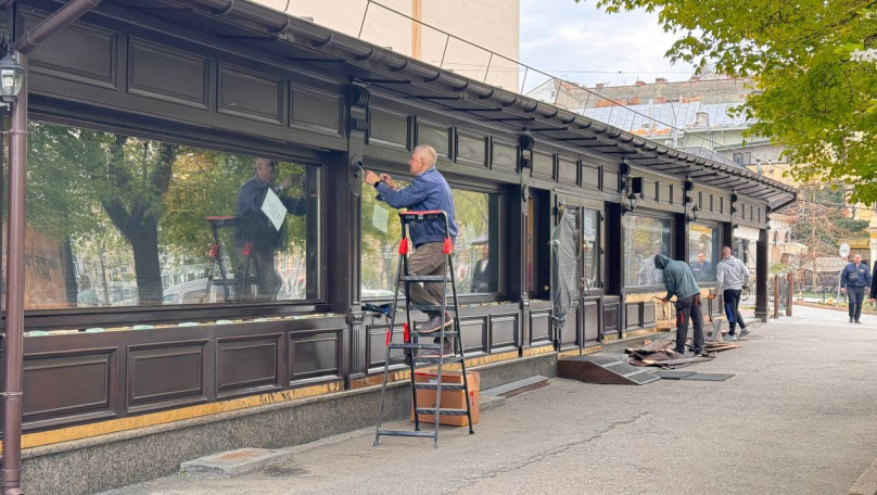 У Львові розпочали демонтаж літнього майданчика ресторану «Язиката теща» (відео)