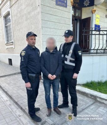 Поліція знайшла вандала, який облив кетчупом скульптуру Богородиці в Жовкві