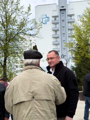 У Львівському госпіталі ветеранів висадили троянди на честь Юрія Липи (фото)