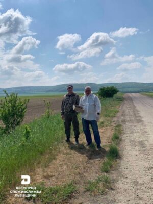 На Львівщині завершилась весняна кампанія з пероральної імунізації диких м’ясоїдних тварин (фото)