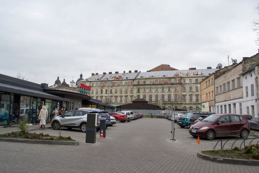 Львівська мерія закликала бізнес орендувати територію «Добробуту» через судові суперечки