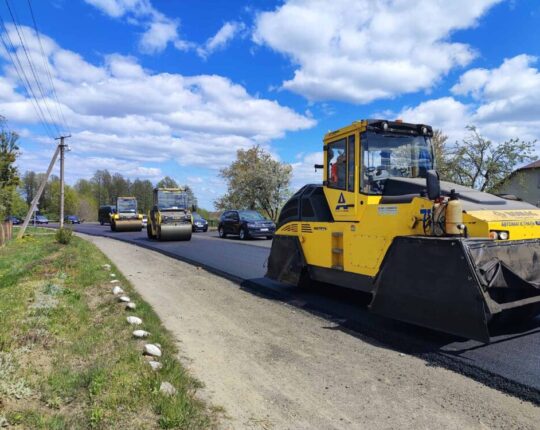 На Львівщині триває відновлення державних доріг: ліквідовано понад 380 тис. м² ямковості