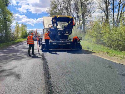 На Львівщині триває відновлення державних доріг: ліквідовано понад 380 тис. м² ямковості