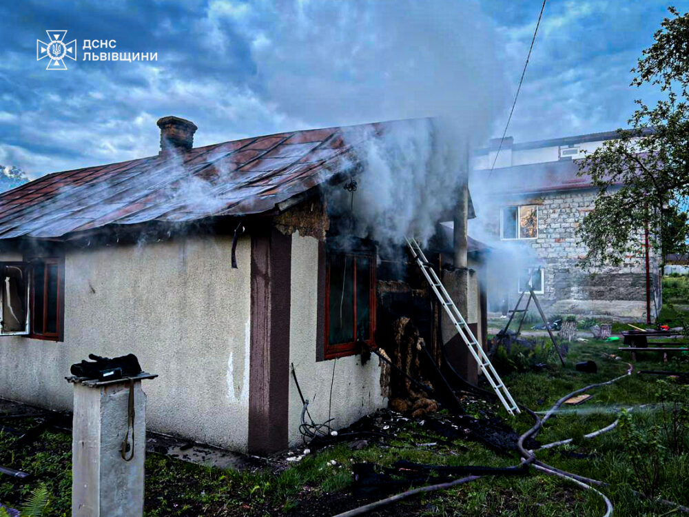 На Львівщині горів житловий будинок
