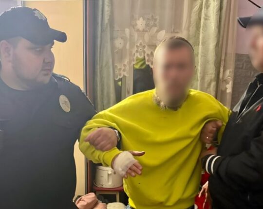 На Львівщині затримали чоловіка, який побив знайомого битою та зняв це на відео