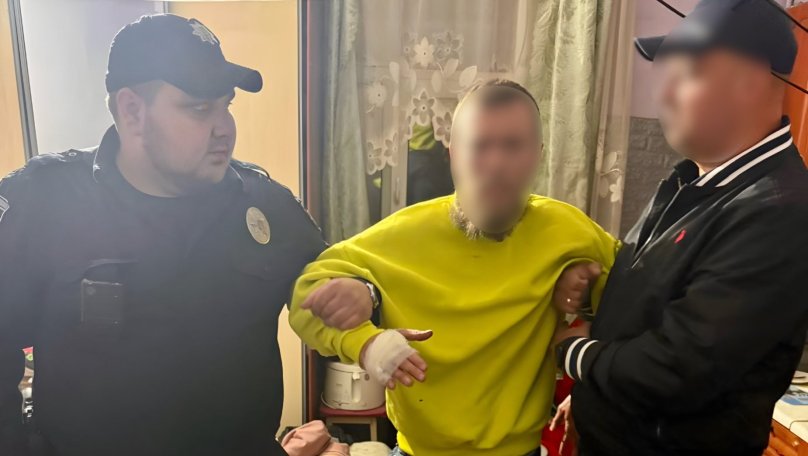 На Львівщині затримали чоловіка, який побив знайомого битою та зняв це на відео