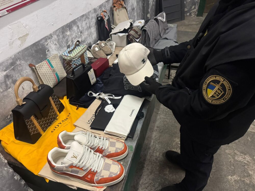 Львівська митниця зупинила контрабанду брендових товарі на мільйон