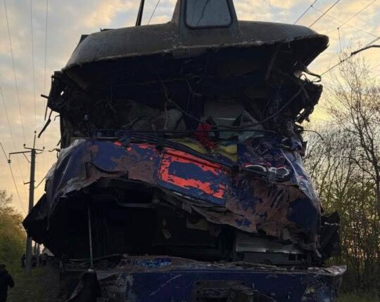На Львівщині потяг зіткнувся з автокраном: є загиблі