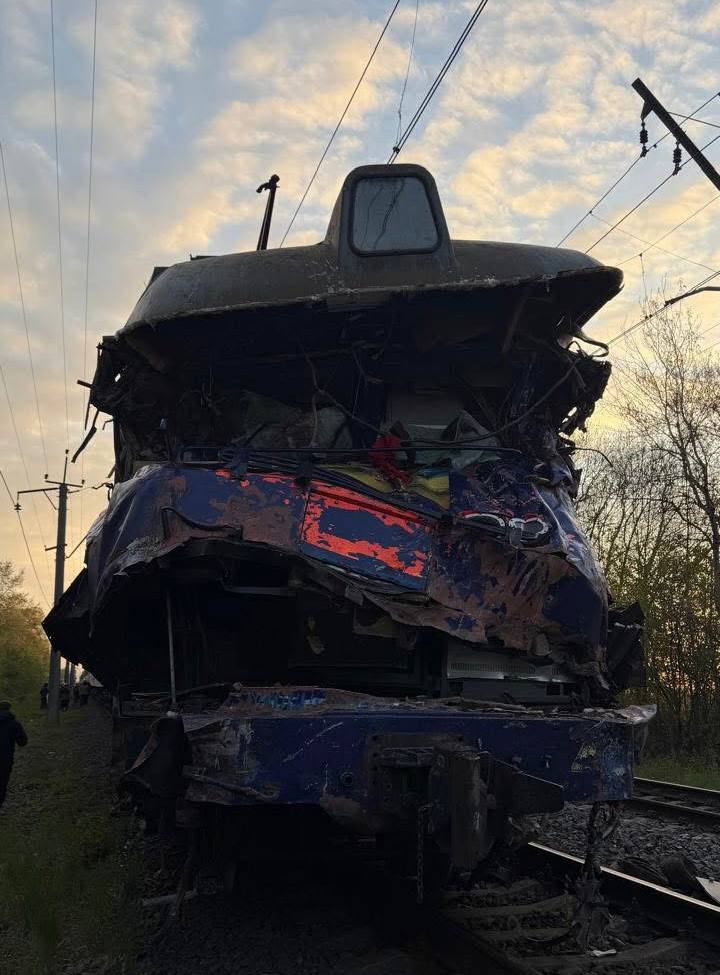 На Львівщині потяг зіткнувся з автокраном: є загиблі