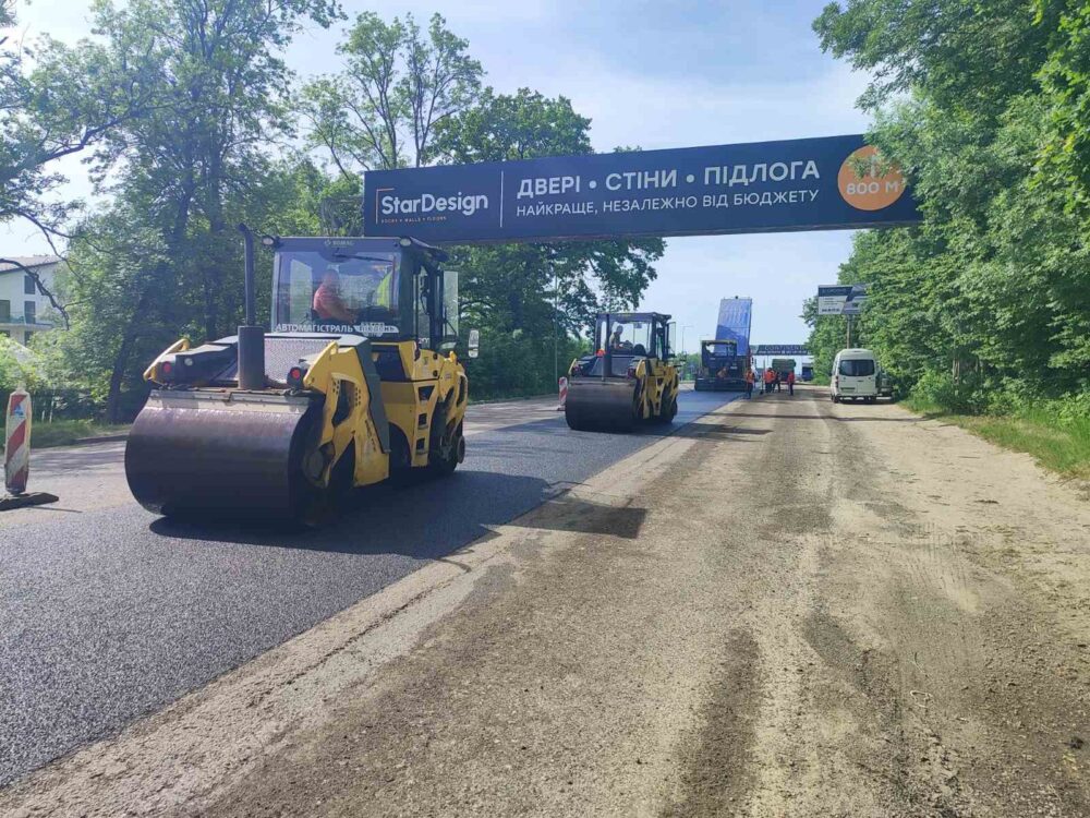 На Львівщині триває масштабний ремонт доріг: оновили вже понад 550 тисяч м² покриття
