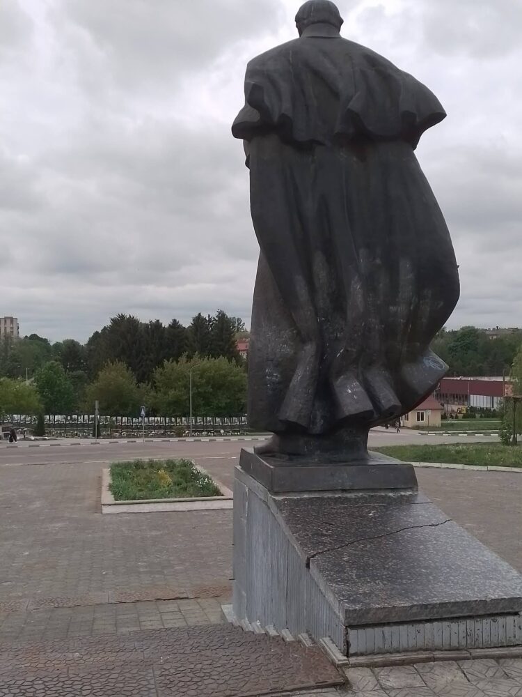 Аварійні сходи, тріщини та занедбана площа: у Новому Роздолі занепадає пам’ятник Шевченку (фото)
